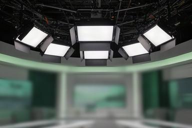報道スタジオのセット上部に配置された低発熱ソフトライト